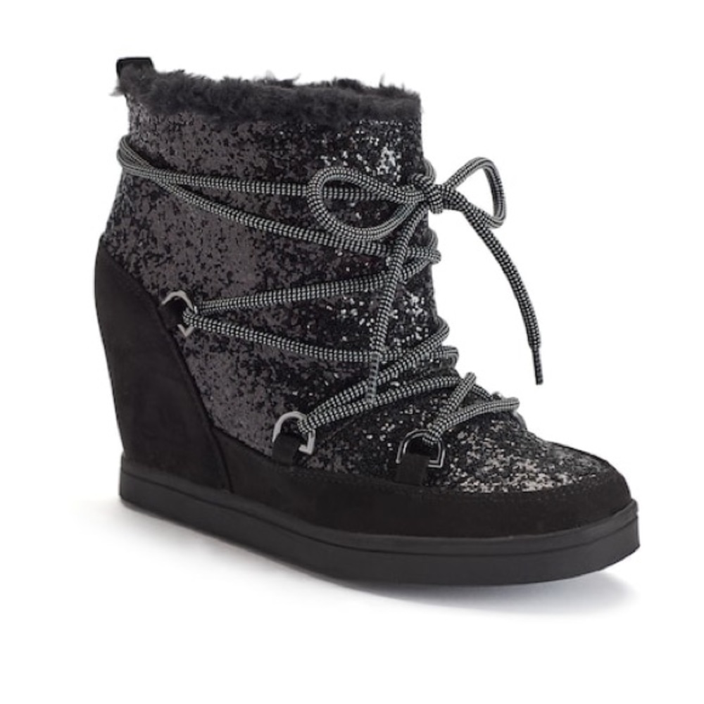 Juicy Couture fuzzy wedge boot 🖤 7